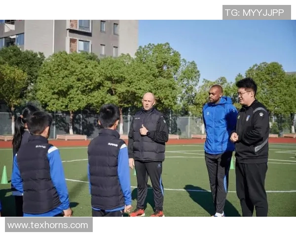 足球明星亲临西藏高原展现球技助力当地足球发展与文化交流