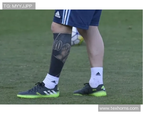 梅西身上的足球纹身故事揭示了他与这项运动的深厚情感与传奇人生